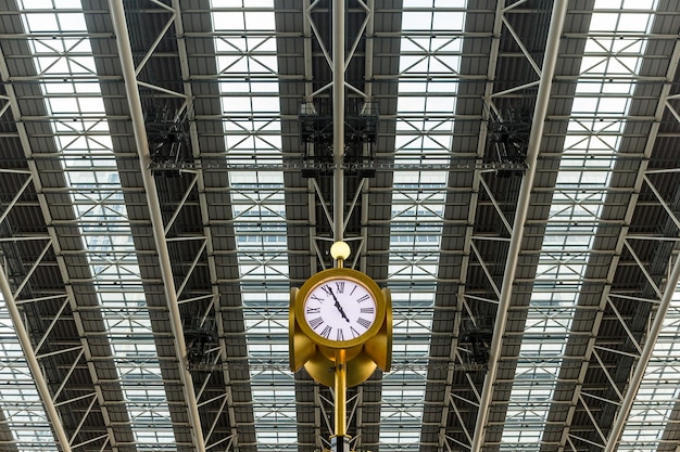 Tour de l'horloge dans l'espace-temps de la gare d'osaka