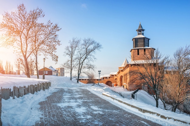 Tour de l'horloge du Kremlin de Nizhny Novgorod à la lumière