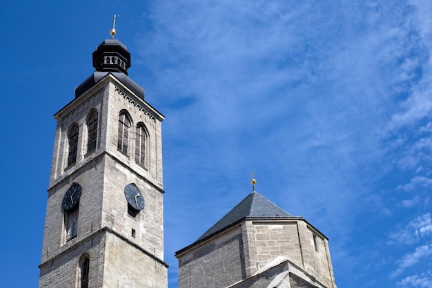 Une tour de l'horloge de l'église catholique contre le ciel bleu aux beaux jours avec espace de copie