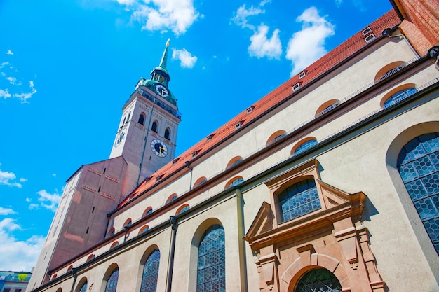 Tour de l'horloge de l'église Saint-Pierre à Munich, Allemagne