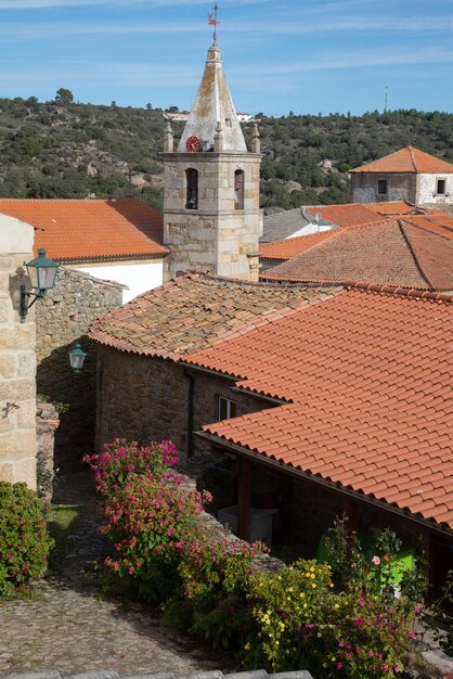 Tour de l'horloge de l'église et toits du village de Castelo Mendo, Portugal