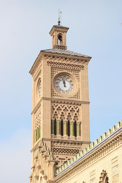 Photo la tour de l'horloge de la gare de tolède en espagne