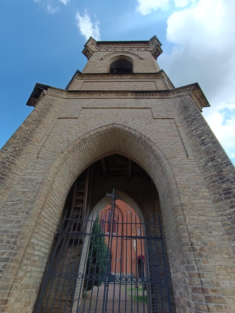 Une tour d'horloge avec une horloge au sommet