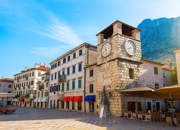 Tour de l'horloge à l'intérieur de la vieille ville de Kotor au Monténégro