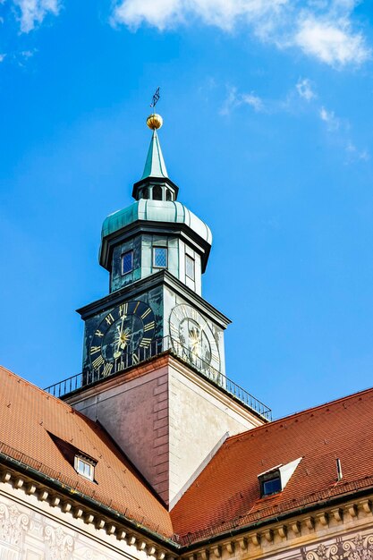 Tour de l'horloge à Munich devant un ciel bleu par beau temps