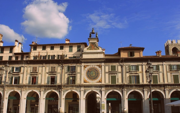 La tour de l'horloge sur la Piazza della Logia à Brescia Italie