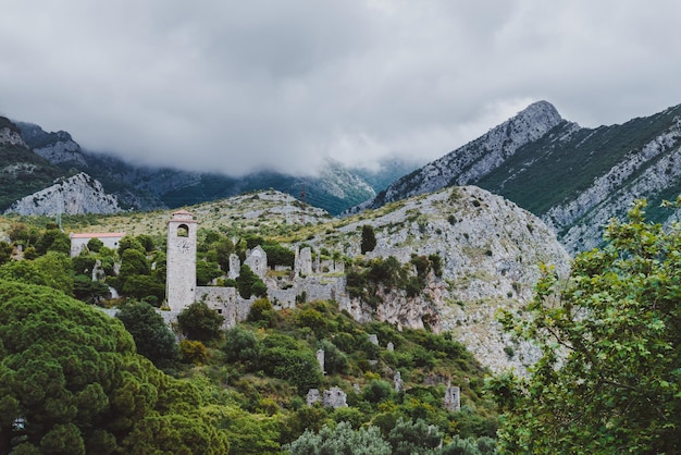 Tour de l'horloge et ruines de l'ancien bar Monténégro