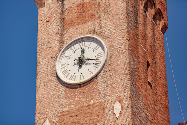 Photo tour de l'horloge ou torre civica en italien à trévise en italie par une journée ensoleillée