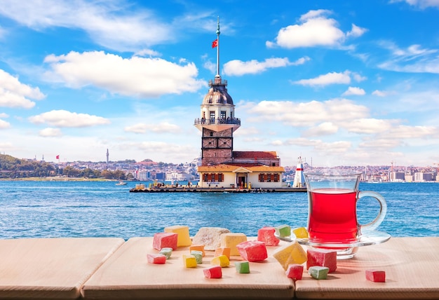 La tour de la jeune fille dans le Bosphore et le thé turc Istanbul