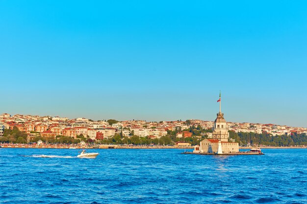 Photo tour de la jeune fille dans le détroit du bosphore. l'un des symboles de la ville d'istanbul.