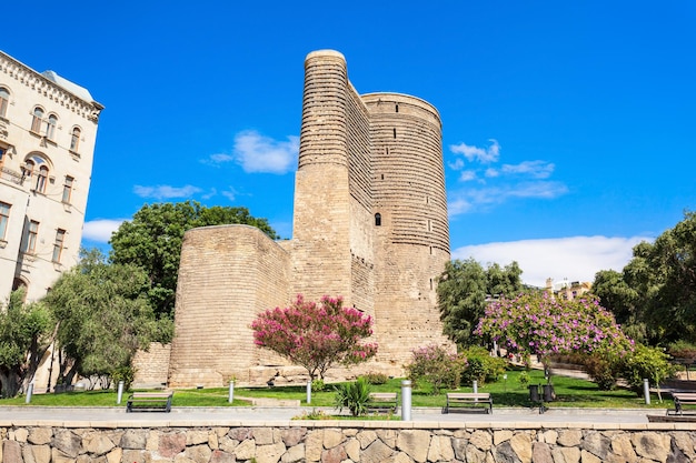 La tour de la jeune fille également connue sous le nom de Giz Galasi, située dans la vieille ville de Bakou, en Azerbaïdjan. La tour de la jeune fille a été construite au XIIe siècle dans le cadre de la ville fortifiée.