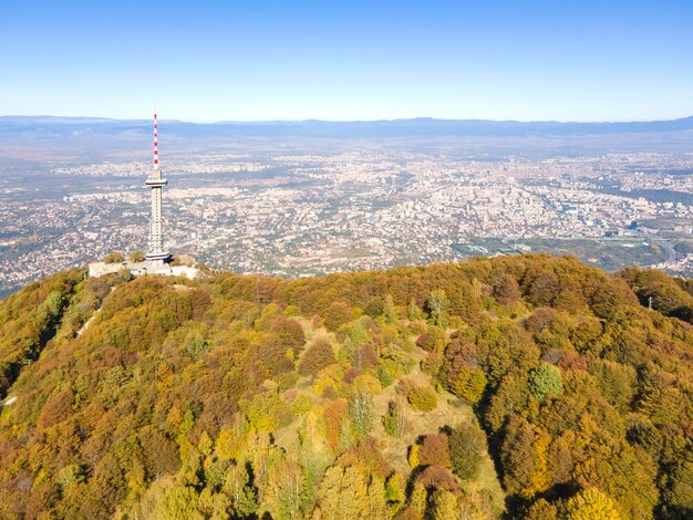 Photo la tour de kopitoto, la montagne vitosha et la ville de sofia, en bulgarie