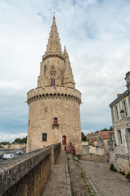 Photo la tour lanterne de la rochelle dans la vieille ville médiévale. la rochelle est une ville côtière du sud-ouest de la france