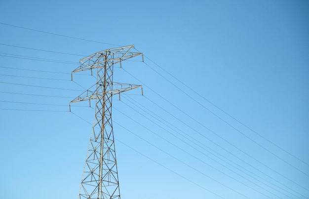 Une tour de ligne électrique contre un ciel bleu