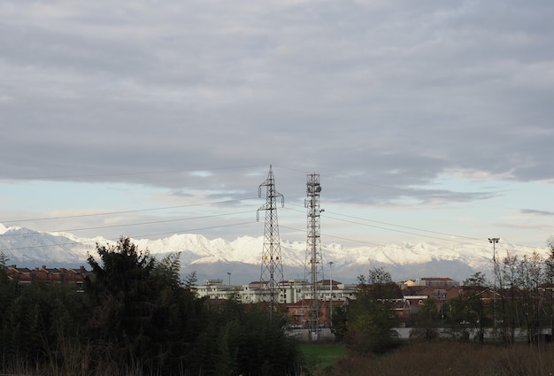 Tour de ligne de transmission et tour cellulaire