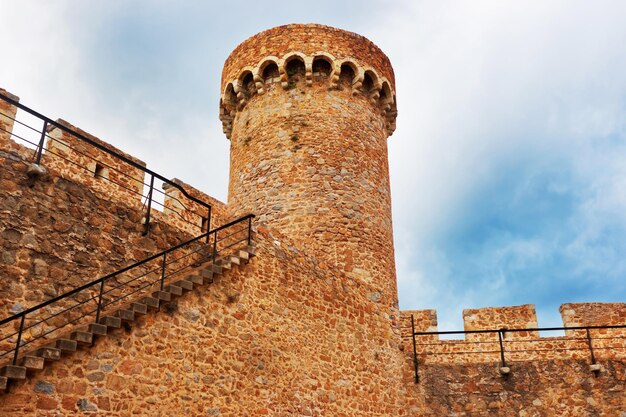 Tour médiévale de l'ancien fort de Tossa de Mar sur la Costa Brava à la mer Méditerranée en Espagne.