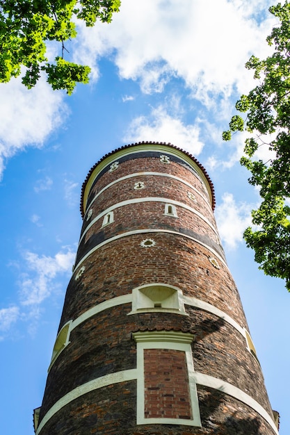 Tour médiévale avec nuages et ciel bleu à Panemune, Lituanie.