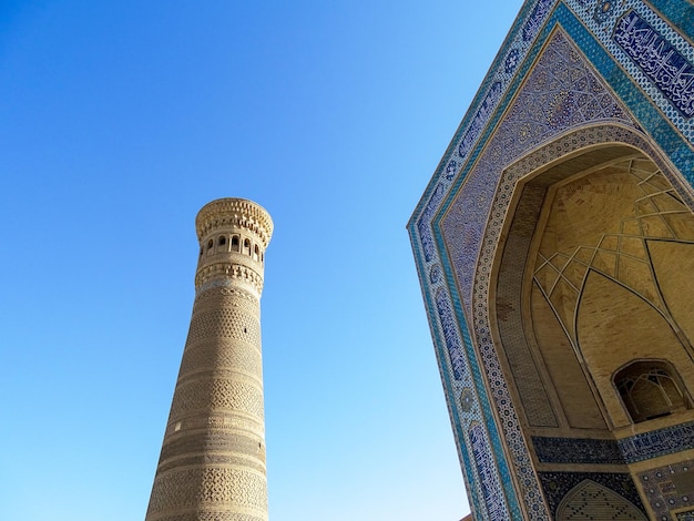 Tour de minaret et bâtiment de madrasah à Boukhara