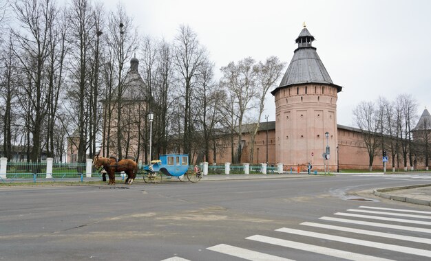 Tour et mur du monastère Saint-Euthyme à Souzdal, Russie.