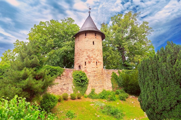 La tour de la muraille médiévale de la ville stadtmauerturm à Wernigerode saxonyanhalt en Allemagne