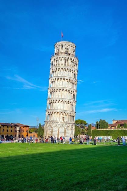 La Tour Penchée par une journée ensoleillée à Pise Italie