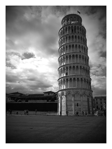 Photo la tour penchée de pise contre le ciel nuageux