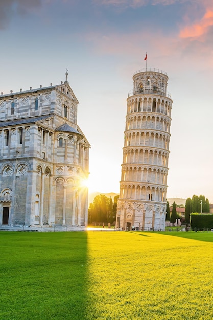 La tour penchée de Pise en Italie avec un beau lever de soleil