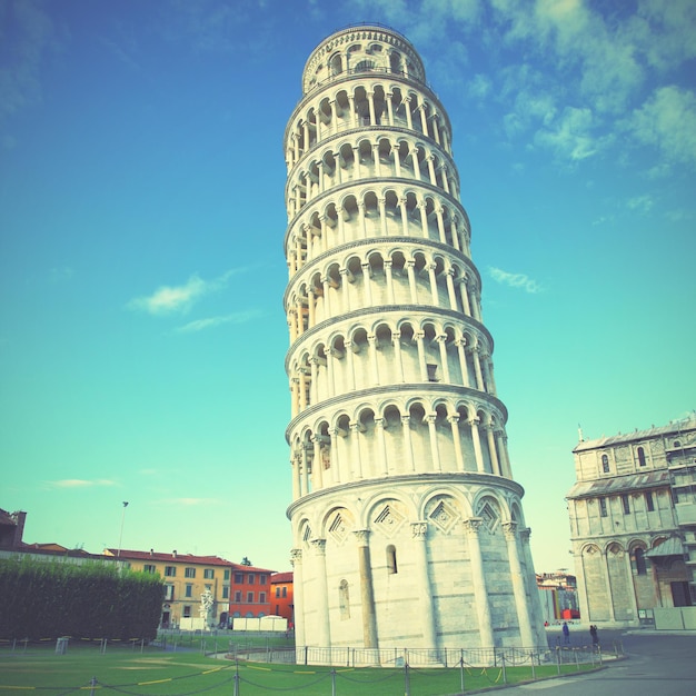 La tour penchée de Pise en Italie. Image filtrée de style rétro