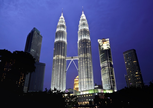 Tour Petronas dans la nuit