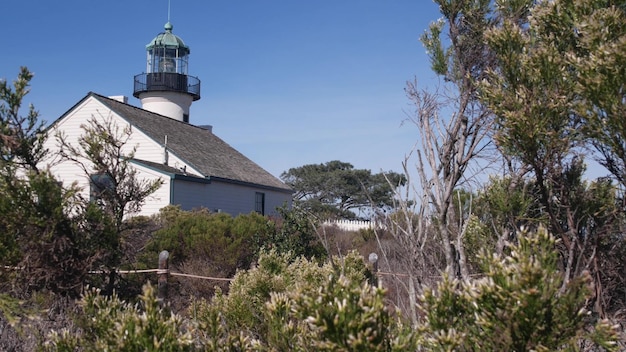 Tour de phare vintage phare rétro à l'ancienne balise blanche classique