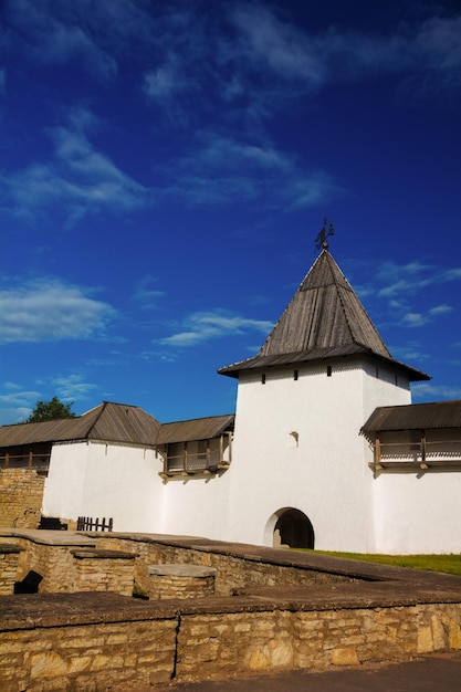 Tour en pierre blanche de Pskov Kremlin Russie