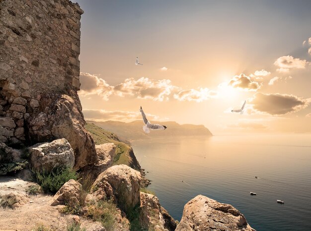 Tour de pierre sur une montagne près de la mer