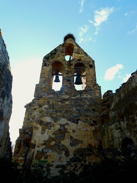 Une tour en pierre avec le mot cloche dessus