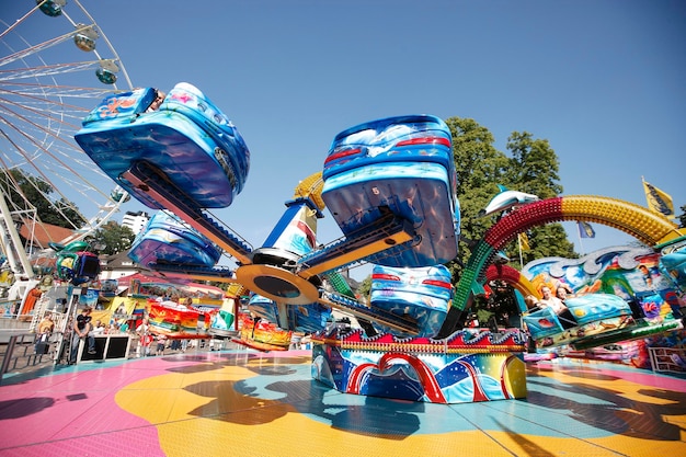 Tour de pieuvre et roue de ferris Laurentius foire Bergisch Gladbach Rhénanie du Nord-Westphalie Allemagne