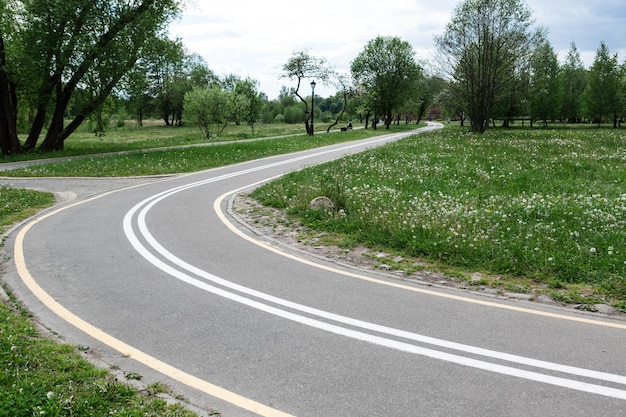 Tour de piste cyclable dans le parc du printemps.