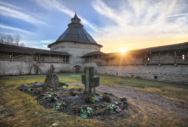 Tour Pokrovskaya et l'ancien mur du Kremlin à Pskov et la croix sur le terrain sur une journée ensoleillée d'automne