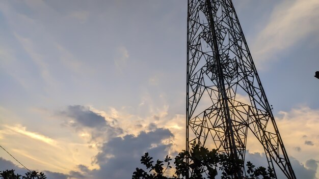 une tour de radio avec un beau ciel du soir