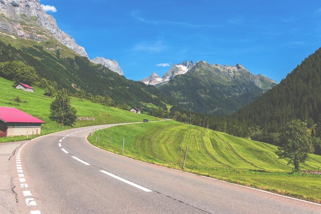 Tour de route dans les montagnes tir horizontal