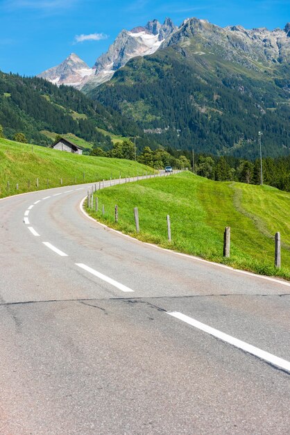 Tour de route dans les montagnes