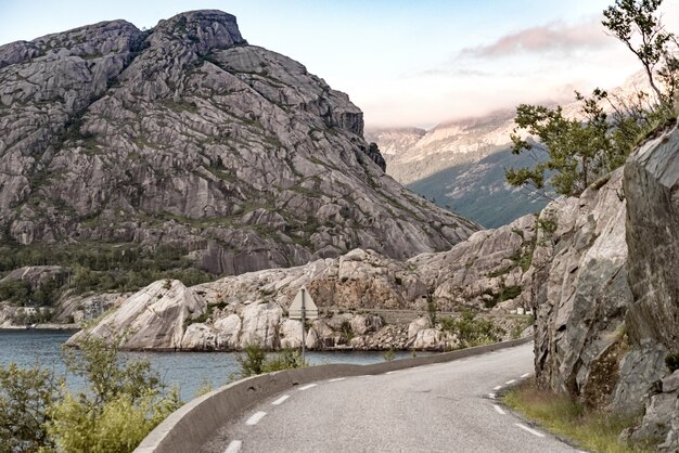 Photo tour de route entre paysage de montagnes et de rochers