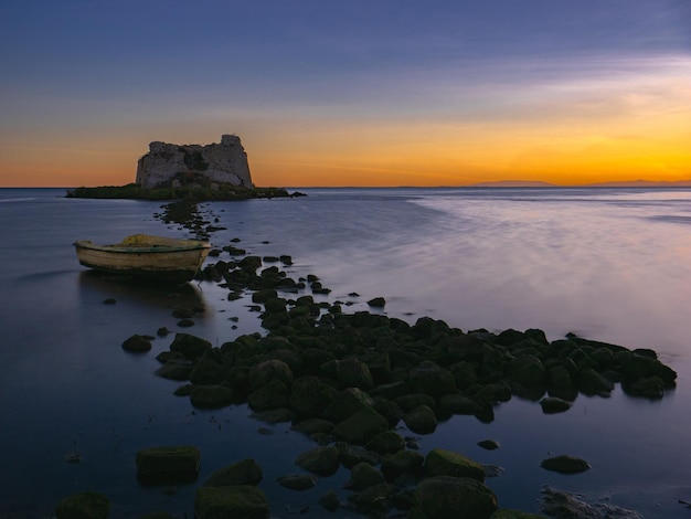 Tour de Sant Joan vue panoramique de la mer contre le ciel au coucher du soleil