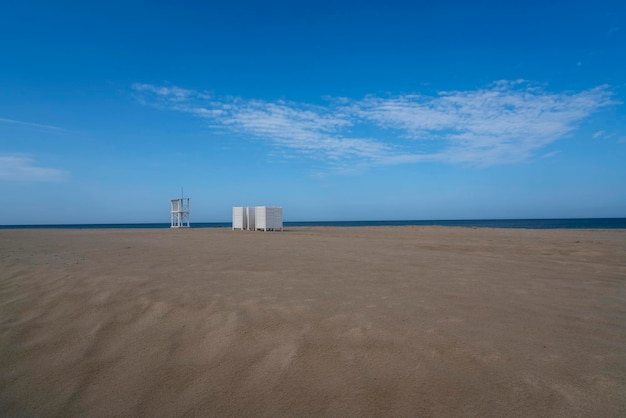 Une tour de sauvetage et une cabine de changement sur la côte de la mer Baltique Yantarny région de Kaliningrad Russie