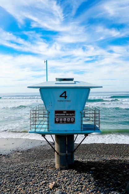 Une tour de sauveteur sur la plage avec le numéro 4 dessus.