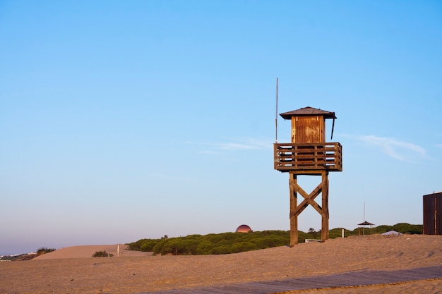 Tour de sauveteur sur sable et ciel bleu