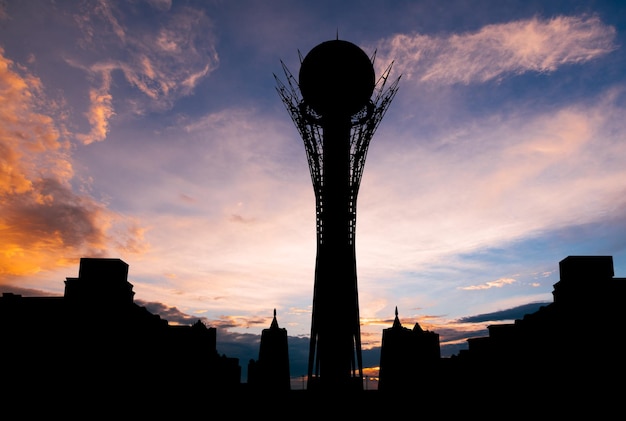 Tour Silhouette Bayterek à Astana, capitale du Kazakhstan, sur un beau coucher de soleil