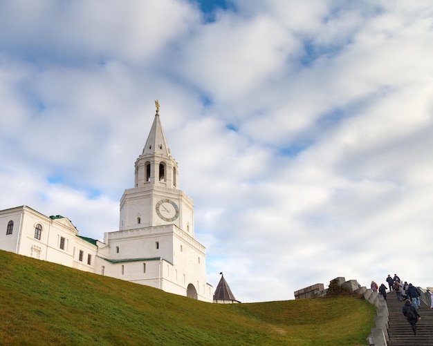 Tour Spasskaya du Kremlin de Kazan sur fond de nuages ville Kazan République du Tatarstan