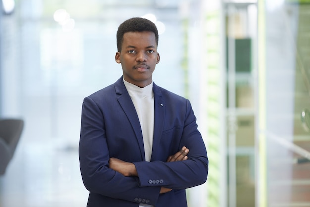 Tour de taille portrait d'homme d'affaires africain prospère posant avec confiance