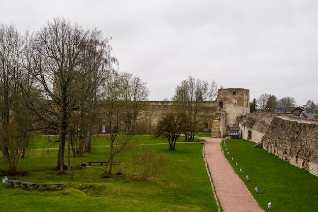 Tour Talavskaya Forteresse d'Izborsk. Oblast d'Izborsk Pskov. Lieux historiques de la Russie. L'ancienne forteresse en ruine.