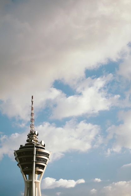 Tour de télécommunication Alor Setar Tower à Alor Setar avec le nuage et le ciel bleu