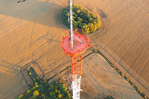 Tour de télécommunication. Antenne TV et émetteur cellulaire